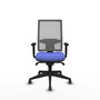Chaise Horna Synchro 5 positions tissu Bleu clair Maille Gris Base pyramidale noire Accoudoir 1D Sans appui-tête Roulettes 65mm pour moquette