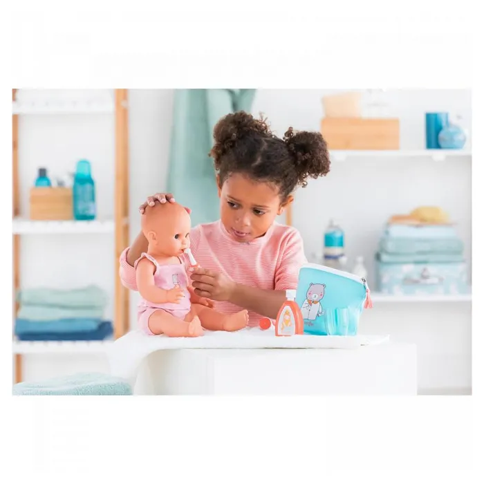Corolle Trousse de toilette Bb36 pour poupon avec accessoires (lait, dentifrice, brosse à dents électrique factice, verre) - Pour enfants dès 2 ans