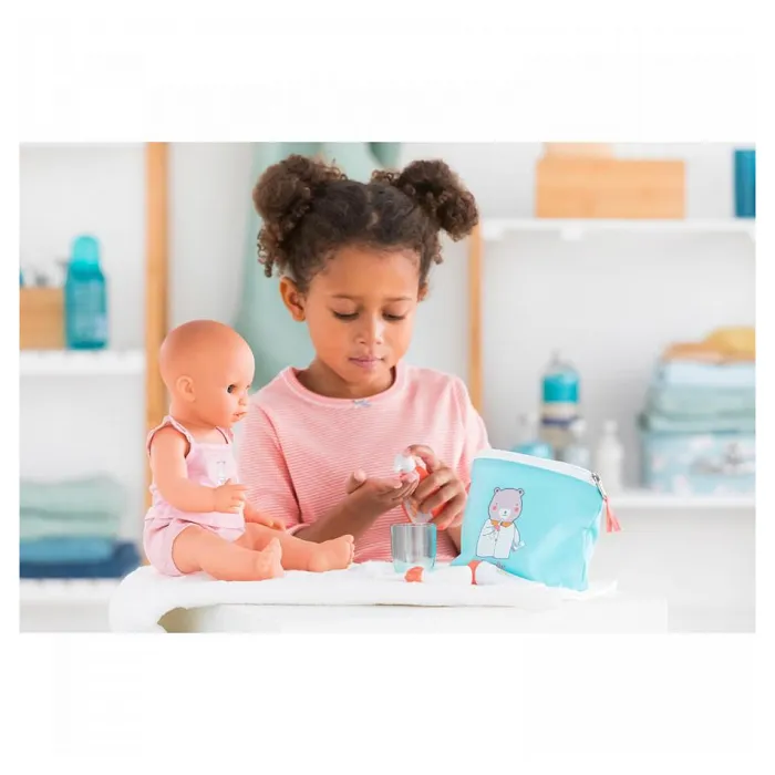 Corolle Trousse de toilette Bb36 pour poupon avec accessoires (lait, dentifrice, brosse à dents électrique factice, verre) - Pour enfants dès 2 ans