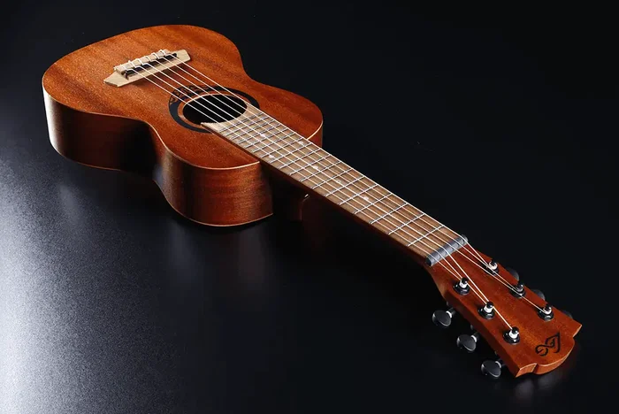 LAG Ukelele Tiki Uku Tenor en Sapelli avec Satiné - 432 mm - Étui Inclus