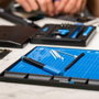 iFixit FixMat - Tapis de travail magnétique antistatique avec plateaux de tri, surface effaçable et stylo pour réparation électronique