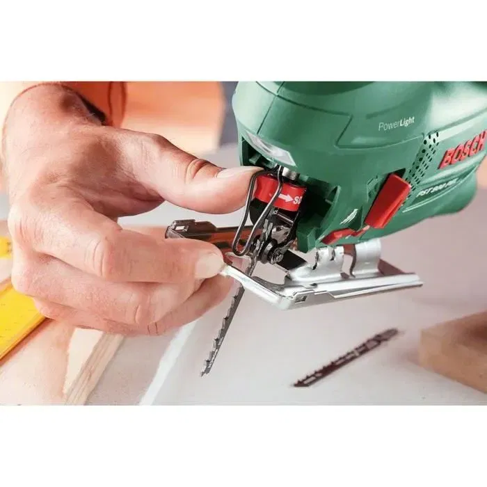 Bosch Scie sauteuse PST 900 PEL 620W - Scie sauteuse électrique avec éclairage PowerLight, guide CutControl pour coupes précises dans bois, aluminium, acier