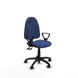 Chaise de bureau Algarra avec mécanisme asynchrone, rembourrée de tissu bleu marine. Équipée d'une base en polyamide noir, d'accoudoirs fixes et de roulettes en nylon de 50 mm.