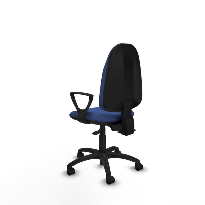 Chaise de bureau Algarra avec mécanisme asynchrone, rembourrée de tissu bleu marine. Équipée d'une base en polyamide noir, d'accoudoirs fixes et de roulettes en nylon de 50 mm.