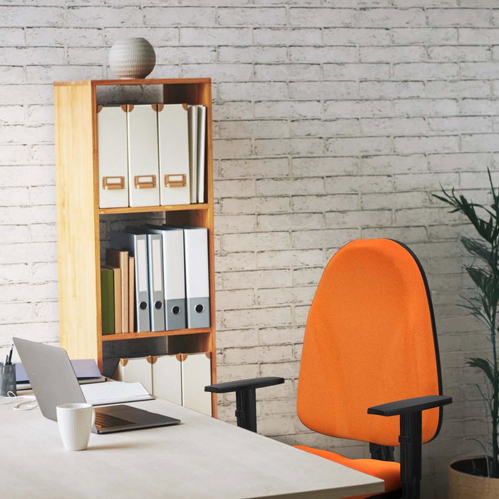 Chaise de bureau Algarra avec mécanisme de contact permanent de base, recouverte de tissu turquoise. Équipée d'une base en polyamide noir, d'accoudoirs 1D et de butées