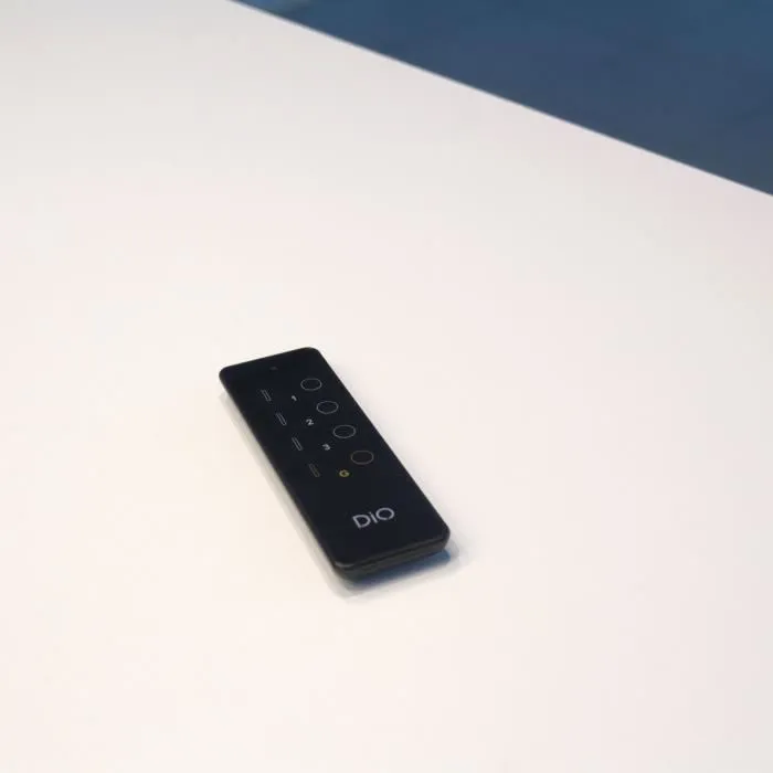 DiO CONNECTED HOME - Kit 8 Prises Connectées Nano Noires ON/OFF DiO 1.0 avec 2 Télécommandes 3 Canaux pour Maison Intelligente - Portée 50 m