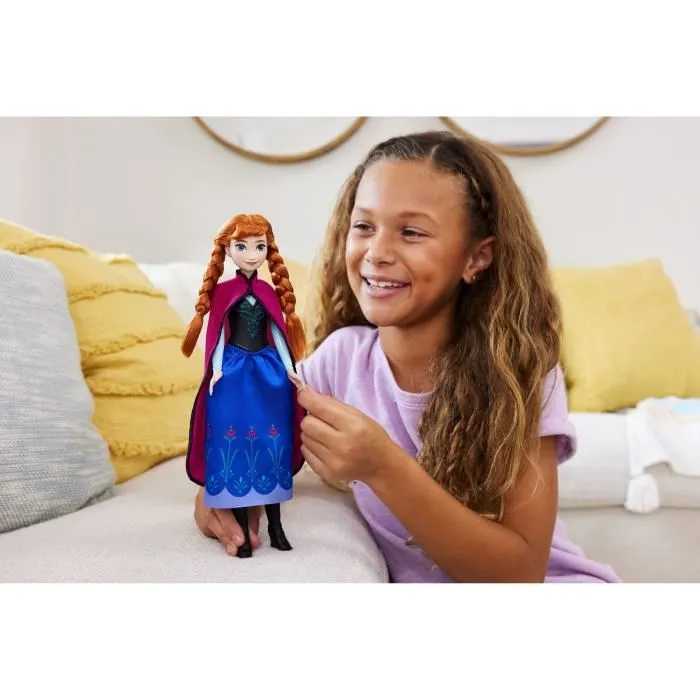 Mattel Disney Frozen Anna HLW49 - Poupée mannequin Princesse La Reine des Neiges avec tenue de voyage, cape, jupe et accessoires amovibles