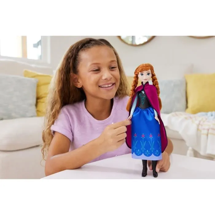 Mattel Disney Frozen Anna HLW49 - Poupée mannequin Princesse La Reine des Neiges avec tenue de voyage, cape, jupe et accessoires amovibles