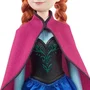Mattel Disney Frozen Anna HLW49 - Poupée mannequin Princesse La Reine des Neiges avec tenue de voyage, cape, jupe et accessoires amovibles