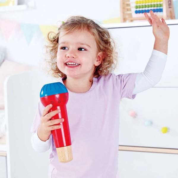 Hape Microphone en bois pour enfants avec effets d'écho, rythmes et sons multilingues - Dimensions 8x21,8x8 cm