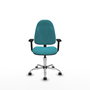 Chaise de bureau Algarra avec mécanisme de contact permanent de base, recouverte de tissu turquoise. Équipée d'une base chromée, d'accoudoirs 2D et de roulettes autobloquantes