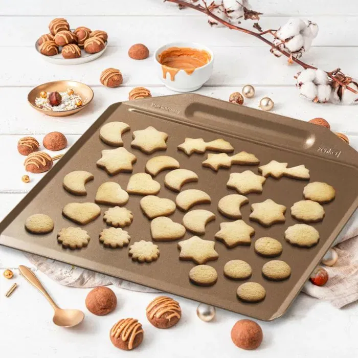 Zenker Plaque de Cuisson Four Sans Rebords Dorée 35.9 x 32.8 cm Antiadhésif ILAG Premium + 7 Emporte-Pièces Noël Inox 7 x 9 cm Zenker Plaque de Cuisson Four Sans Rebords Dorée 35.9 x 32.8 cm Antiadhésif ILAG Premium + 7 Emporte-Pièces Noël Inox 7 x 9 cm