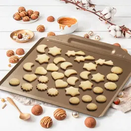 Zenker Plaque de Cuisson Four Sans Rebords Dorée 35.9 x 32.8 cm Antiadhésif ILAG Premium + 7 Emporte-Pièces Noël Inox 7 x 9 cm