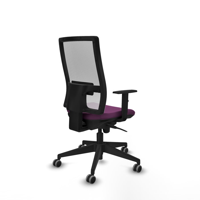 Chaise de bureau Horna avec mécanisme synchrone, revêtue de similicuir violet et de maille blanche. Équipée d'un soutien lombaire 1D, d'accoudoirs 1D et de roulettes de 65 mm pour parquet