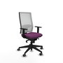 Chaise de bureau Horna avec mécanisme synchrone, revêtue de similicuir violet et de maille blanche. Équipée d'un soutien lombaire 1D, d'accoudoirs 1D et de roulettes de 65 mm pour parquet
