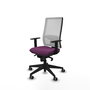 Chaise de bureau Horna avec mécanisme synchrone, revêtue de similicuir violet et de maille blanche. Équipée d'un soutien lombaire 1D, d'accoudoirs 1D et de roulettes de 65 mm pour parquet