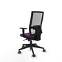 Chaise de bureau Horna avec mécanisme synchrone, revêtue de similicuir violet et de maille blanche. Équipée d'un soutien lombaire 1D, d'accoudoirs 1D et de roulettes de 65 mm pour parquet