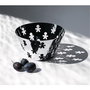 Alessi AKK05 - Corbeille à pain ronde perforée Girotondo en acier inoxydable 18/10, 23 cm - Design King-Kong