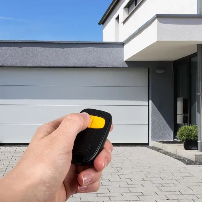 SCS Sentinel Télécommande 2 canaux SimplyControl Jaune - Portée 40m, Fréquence 433.92 MHz, Pile CR2032 incluse