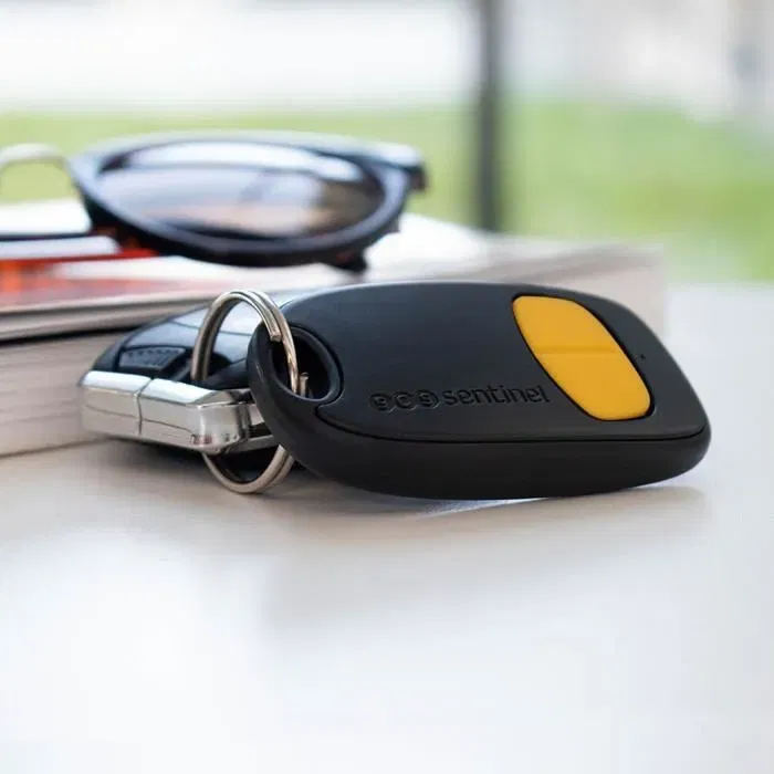 SCS Sentinel Télécommande 2 canaux SimplyControl Jaune - Portée 40m, Fréquence 433.92 MHz, Pile CR2032 incluse