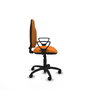 Chaise de bureau Algarra avec mécanisme de contact permanent de base, revêtue de similicuir orange. Équipée d'un piètement en polyamide noir, d'accoudoirs fixes et de roulettes en nylon de 50 mm