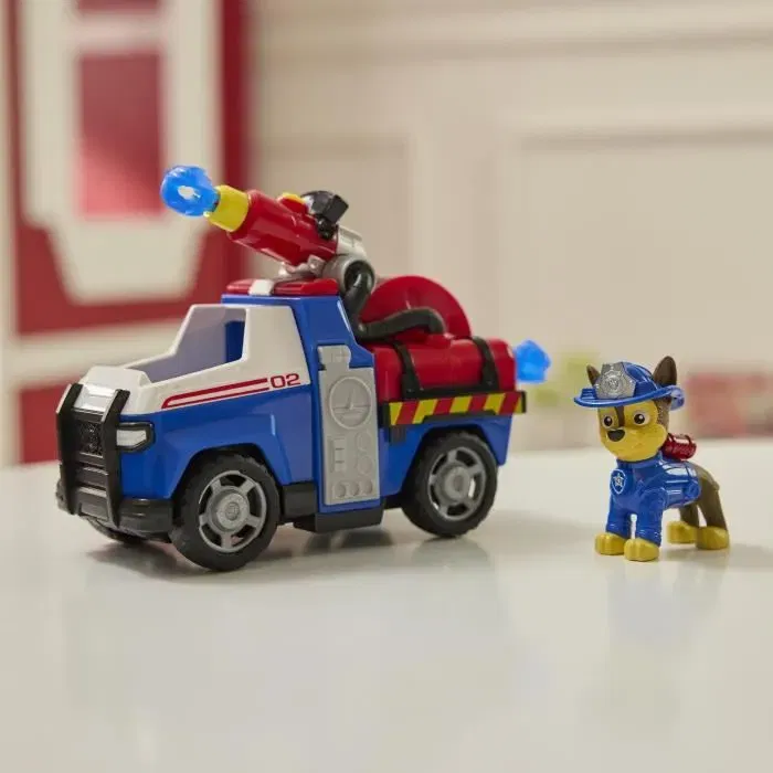 Spinmaster Figurine et Véhicule Chase avec Tenue de Pompier - Voiture de Pompiers Fire Rescue Mission Pompiers Pat Patrouille - 2 Projectiles - Jouet dès 3 Ans