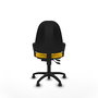 Chaise de bureau Algarra avec mécanisme de contact permanent à double poignée, recouverte de tissu jaune. Équipée d'une base en polyamide noir, d'accoudoirs fixes et de roulettes autobloquantes