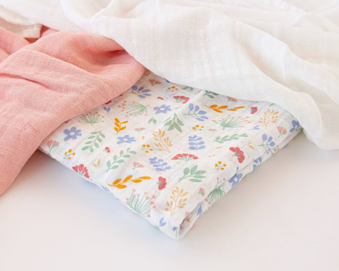 KioKids Set de 3 Muselines Rose, Blanc et Imprimé Fleurs 70x70cm KioKids Set de 3 Muselines Rose, Blanc et Imprimé Fleurs 70x70cm