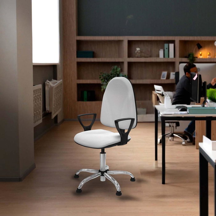 Chaise de bureau Algarra avec mécanisme Contact permanent de base, rembourrée de tissu bleu clair. Équipée d'une base chromée, d'accoudoirs fixes et de butées