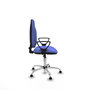 Chaise de bureau Algarra avec mécanisme Contact permanent de base, rembourrée de tissu bleu clair. Équipée d'une base chromée, d'accoudoirs fixes et de butées