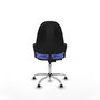 Chaise de bureau Algarra avec mécanisme Contact permanent de base, rembourrée de tissu bleu clair. Équipée d'une base chromée, d'accoudoirs fixes et de butées