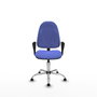 Chaise de bureau Algarra avec mécanisme Contact permanent de base, rembourrée de tissu bleu clair. Équipée d'une base chromée, d'accoudoirs fixes et de butées