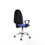 Chaise de bureau Algarra avec mécanisme Contact permanent de base, rembourrée de tissu bleu clair. Équipée d'une base chromée, d'accoudoirs fixes et de butées