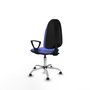 Chaise de bureau Algarra avec mécanisme Contact permanent de base, rembourrée de tissu bleu clair. Équipée d'une base chromée, d'accoudoirs fixes et de butées