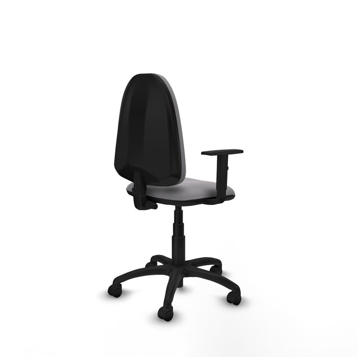 Chaise de bureau Aýna avec mécanisme de contact permanent de base, revêtue de simili cuir gris. Équipée d'une base en polyamide noir, d'accoudoirs 1D et de roulettes en nylon de 50 mm