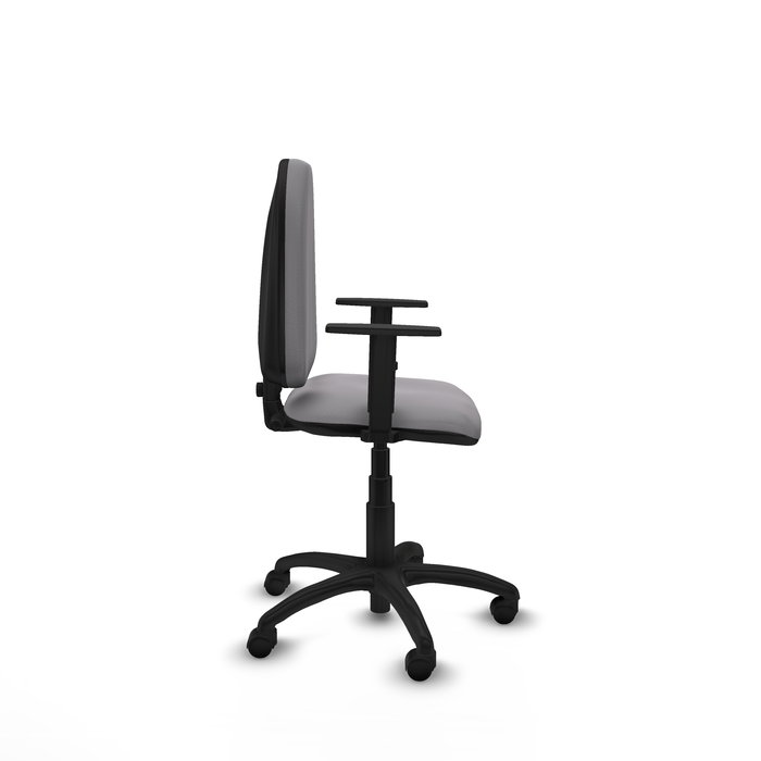 Chaise de bureau Aýna avec mécanisme de contact permanent de base, revêtue de simili cuir gris. Équipée d'une base en polyamide noir, d'accoudoirs 1D et de roulettes en nylon de 50 mm