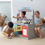 Woomax - Cuisine jouet en bois rétro pour enfants, dimensions 90x58x104 cm, avec lumières et sons, nécessite piles AAA