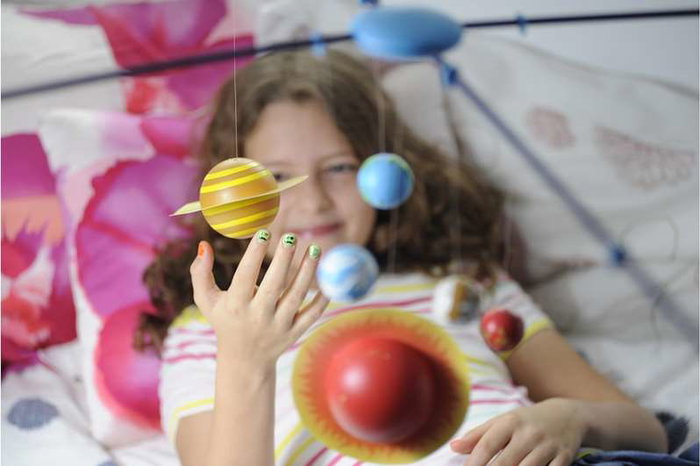 Hape Kit système solaire rotante en 3D avec effet fluorescent