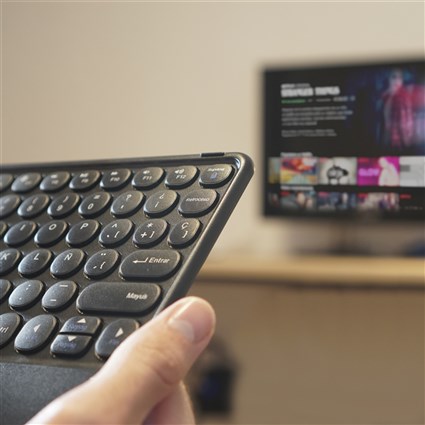 Elbe TE-103-BT Clavier Bluetooth Slim avec Touchpad Intégré et Batterie Rechargeable - Noir - Compatible Windows, iOS, Android et Smart TV