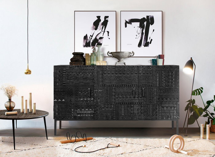 GINER Y COLOMER - Buffet en bois de manguier massif noir avec motif hiéroglyphe sculpté à la main et pattes en métal - 150 x 85 x 40 cm