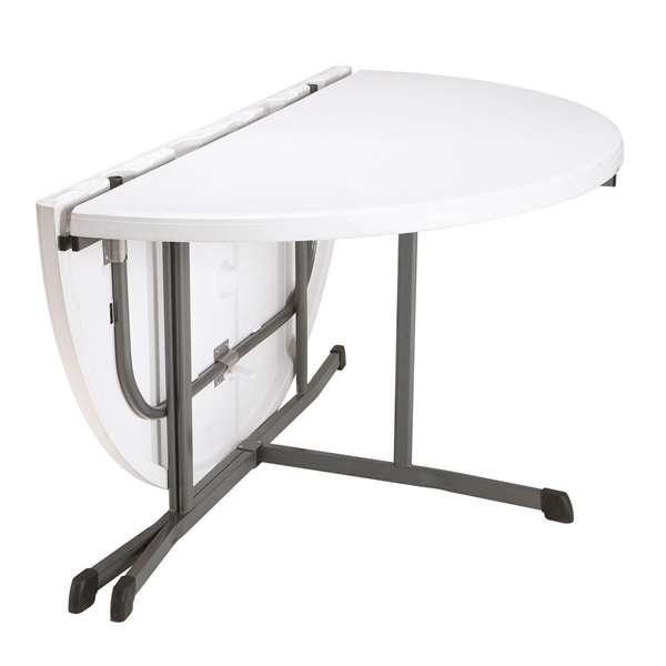 Color Baby - Table ronde pliable en deux Lifetime D152 cm - Modèles assortis en plastique et acier Color Baby - Table ronde pliable en deux Lifetime D152 cm - Modèles assortis en plastique et acier