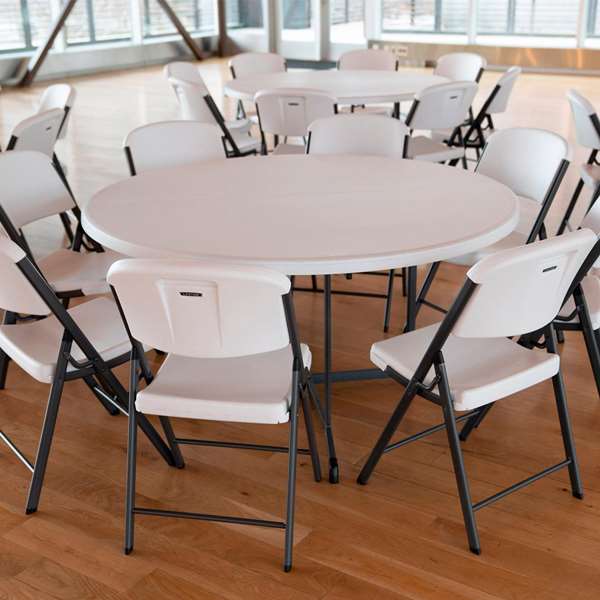 Color Baby - Table ronde pliable en deux Lifetime D152 cm - Modèles assortis en plastique et acier Color Baby - Table ronde pliable en deux Lifetime D152 cm - Modèles assortis en plastique et acier