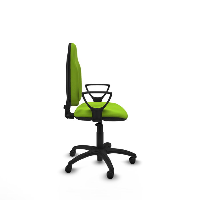Chaise de bureau Algarra avec mécanisme Contact permanent de base, rembourrée en simili cuir couleur pistache. Équipée d'une base en polyamide noir, d'accoudoirs fixes et de roulettes autobloquantes