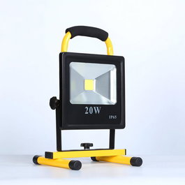 CoreParts Projecteur LED rechargeable 20W, 1800 lumens, avec chargeur voiture, chargeur secteur, câble USB et manuel - Boîte détaillant