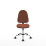 Chaise de bureau Algarra avec mécanisme de contact permanent de base, rembourrée de tissu marron. Équipée d'une base chromée, sans accoudoirs et de roulettes autobloquantes