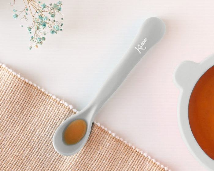 KioKids Grande Cuillère pour Bébé Gris, Capacité Extra, Alimentation Facile, Ergonomique, +6 Mois, Polipropylène KioKids Grande Cuillère pour Bébé Gris, Capacité Extra, Alimentation Facile, Ergonomique, +6 Mois, Polipropylène