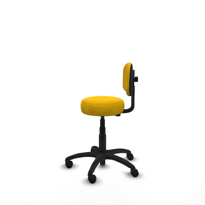 Chaise de bureau Llanos avec mécanisme Contact Lama, rembourrée de tissu jaune. Équipée d'une base en polyamide noir, sans accoudoirs et de roulettes en nylon de 50 mm