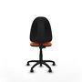 Chaise de bureau Aýna avec mécanisme Contact permanent de base, revêtue de tissu orange. Équipée d'une base en polyamide noir, sans accoudoirs et avec roulettes pour parquet