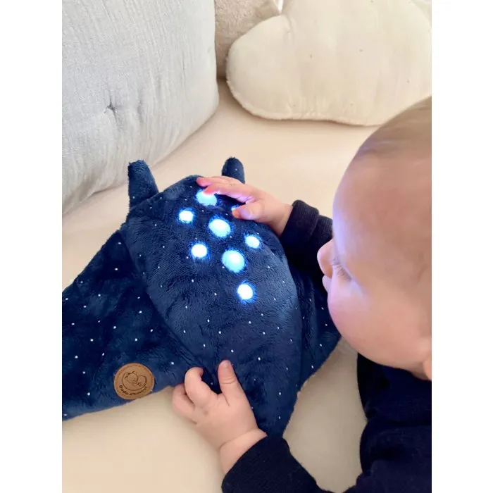 Dodo D'Amour Raie dodo dreamer 141532 - Peluche veilleuse et Sleep trainer pour bébé, avec projecteur LED, détection des pleurs, berceuses et recharge USB-C