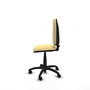 Chaise de bureau Aýna avec mécanisme de contact permanent de base, rembourrée de simili cuir couleur crème. Équipée d'une base en polyamide noir, sans accoudoirs et de roulettes en nylon de 50 mm.